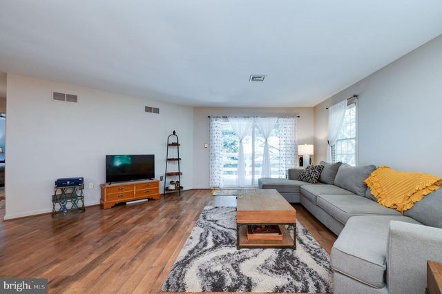 2001 MEADOW GLN, Wyomissing, PA 19610