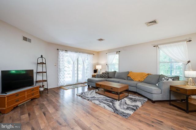 2001 MEADOW GLN, Wyomissing, PA 19610