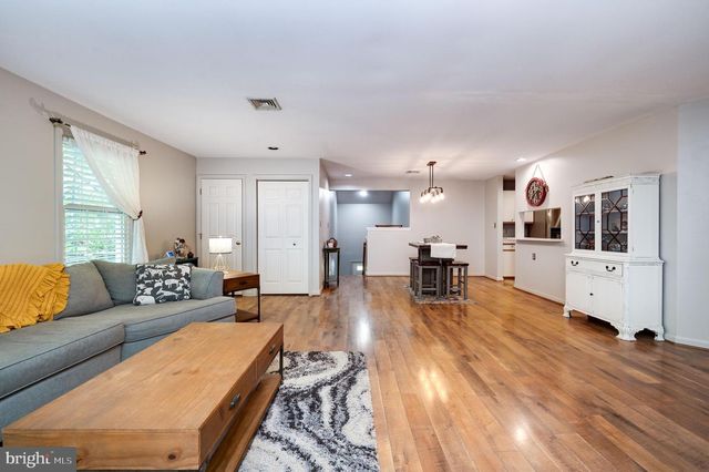 2001 MEADOW GLN, Wyomissing, PA 19610
