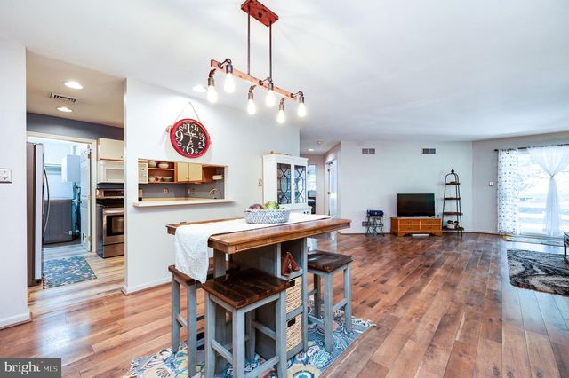 2001 MEADOW GLN, Wyomissing, PA 19610