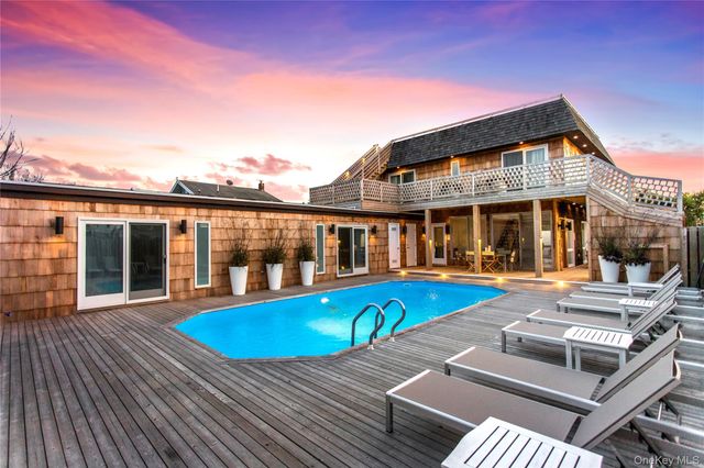 37 Bayview Walk, Cherry Grove, NY 11782