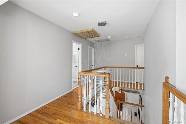 98 Barry Lane, Syosset, NY 11791
