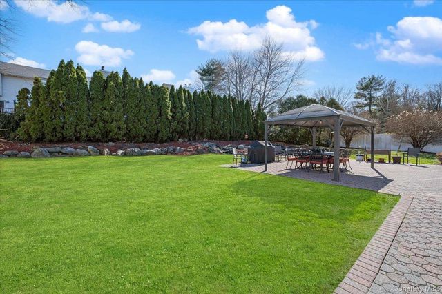 98 Barry Lane, Syosset, NY 11791