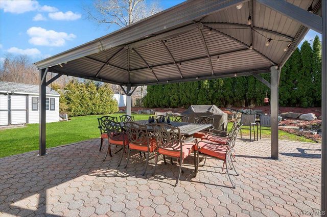 98 Barry Lane, Syosset, NY 11791