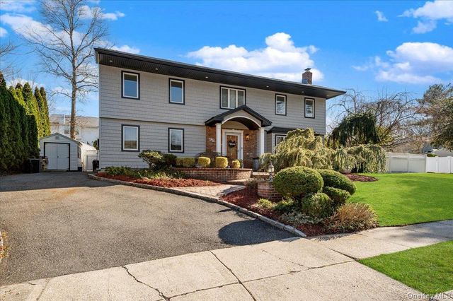 98 Barry Lane, Syosset, NY 11791