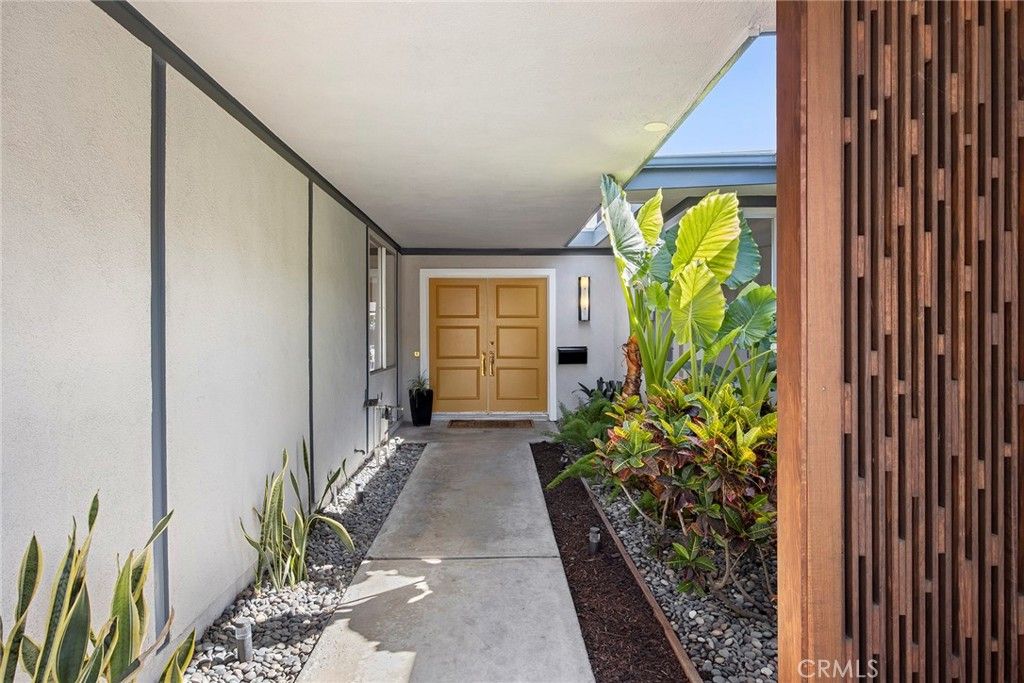 Image 3 of property listing at 620 E Glenwood, Fullerton, CA 92831