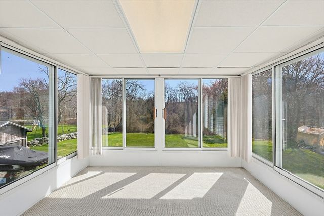 10 Brayton Rd, Tiverton, RI 02878