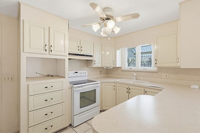 10 Brayton Rd, Tiverton, RI 02878