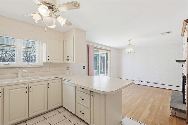 10 Brayton Rd, Tiverton, RI 02878