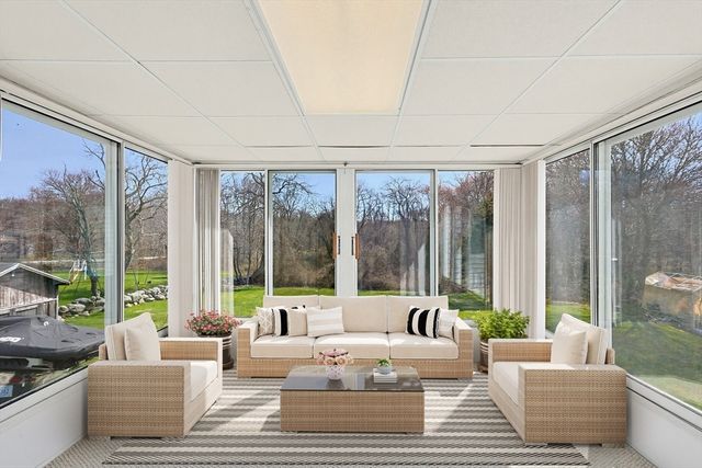 10 Brayton Rd, Tiverton, RI 02878