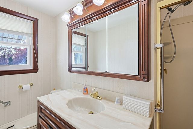 10 Brayton Rd, Tiverton, RI 02878