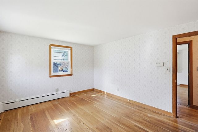 10 Brayton Rd, Tiverton, RI 02878