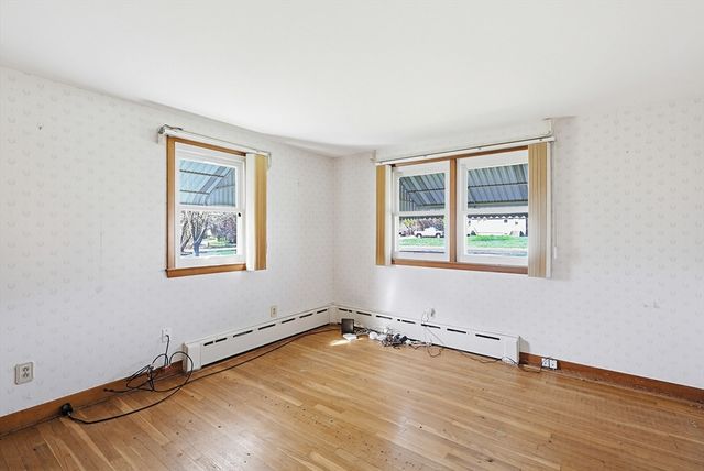 10 Brayton Rd, Tiverton, RI 02878