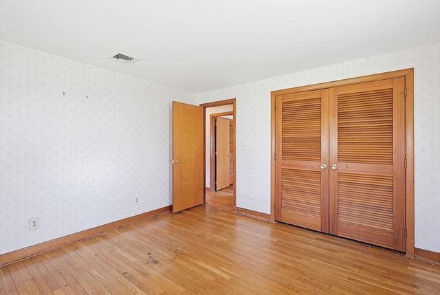 10 Brayton Rd, Tiverton, RI 02878