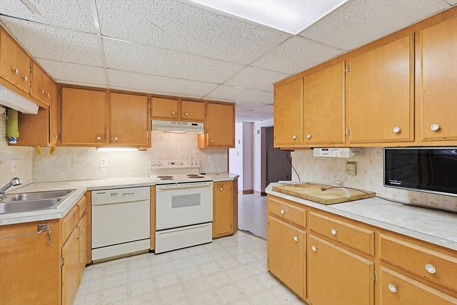 10 Brayton Rd, Tiverton, RI 02878