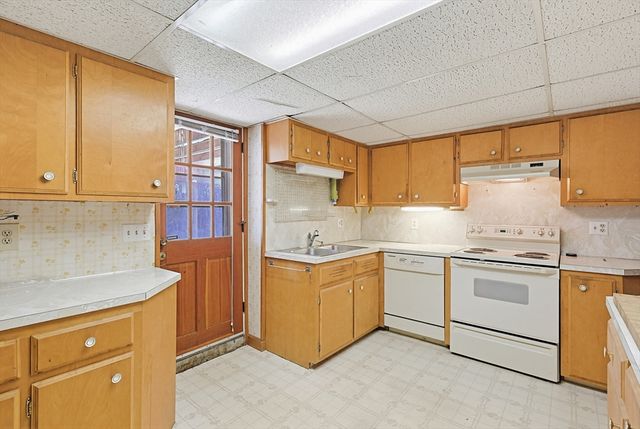 10 Brayton Rd, Tiverton, RI 02878