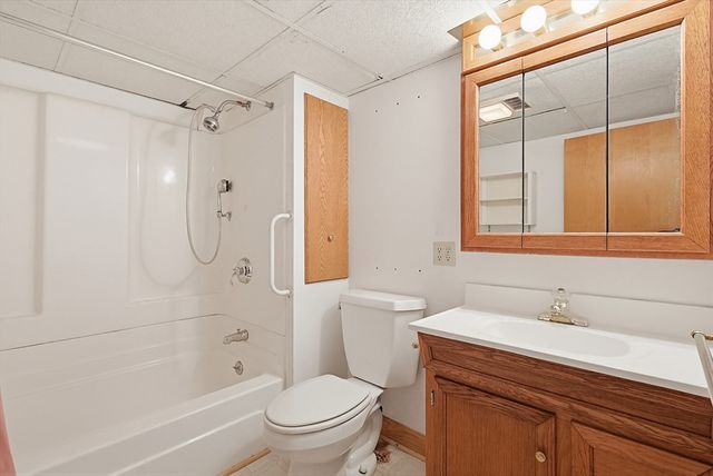 10 Brayton Rd, Tiverton, RI 02878