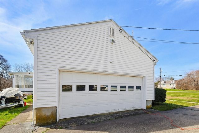 10 Brayton Rd, Tiverton, RI 02878