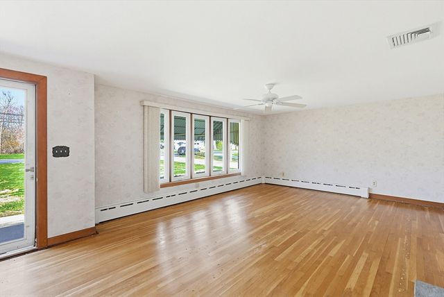 10 Brayton Rd, Tiverton, RI 02878