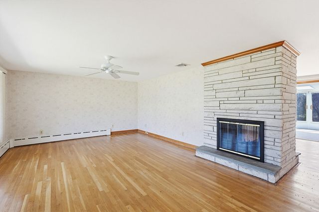 10 Brayton Rd, Tiverton, RI 02878