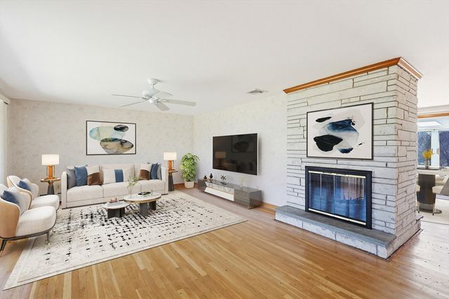 10 Brayton Rd, Tiverton, RI 02878