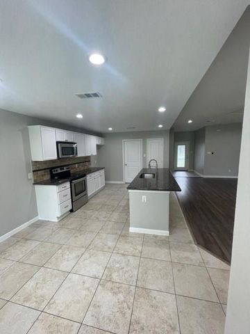 508 Willis, Alvin, TX 77511