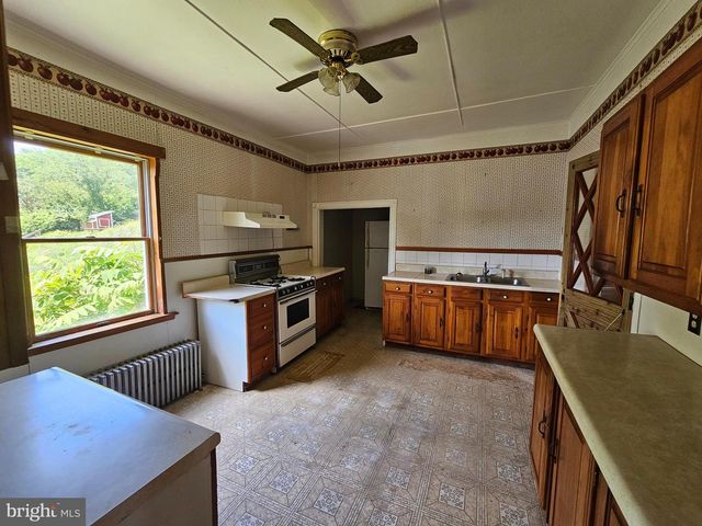 573 FAIRVIEW AVE, Bangor, PA 18013