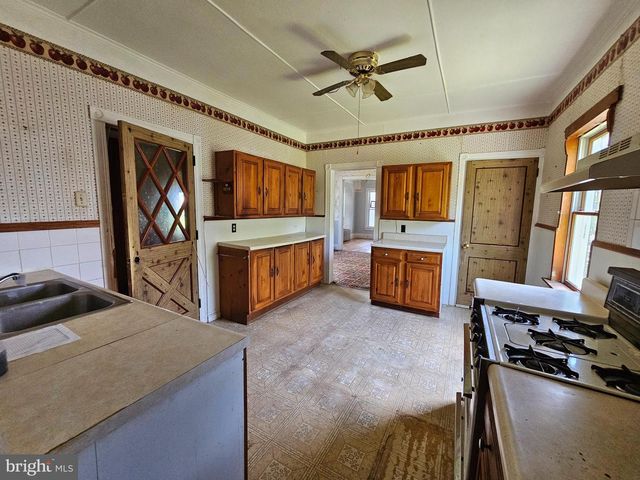 573 FAIRVIEW AVE, Bangor, PA 18013