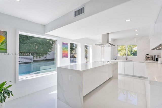 1903 Bay Dr, Pompano Beach, FL 33062