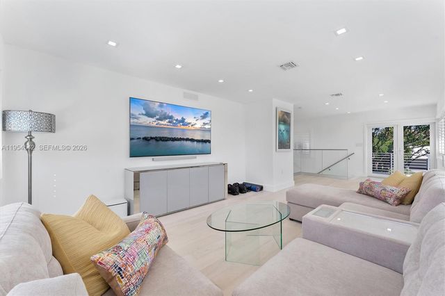 1903 Bay Dr, Pompano Beach, FL 33062