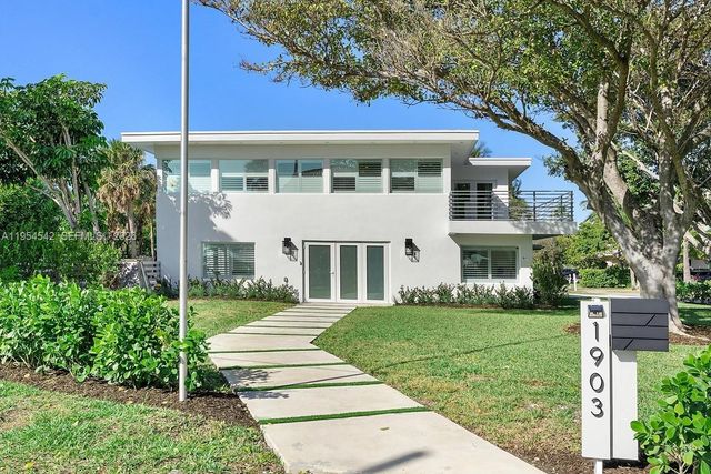 1903 Bay Dr, Pompano Beach, FL 33062