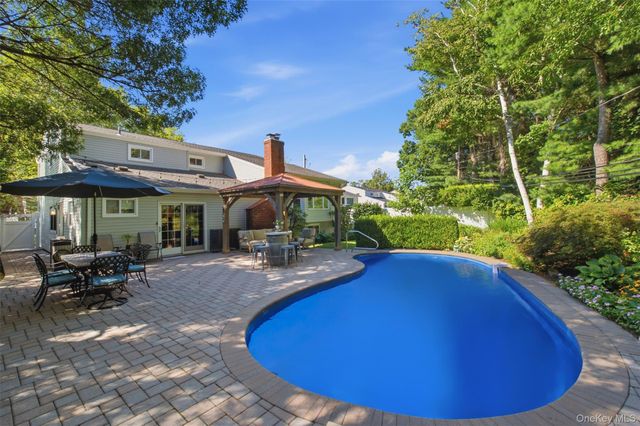 17 White Cliff Lane, Nesconset, NY 11767