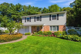 17 White Cliff Lane, Nesconset, NY 11767