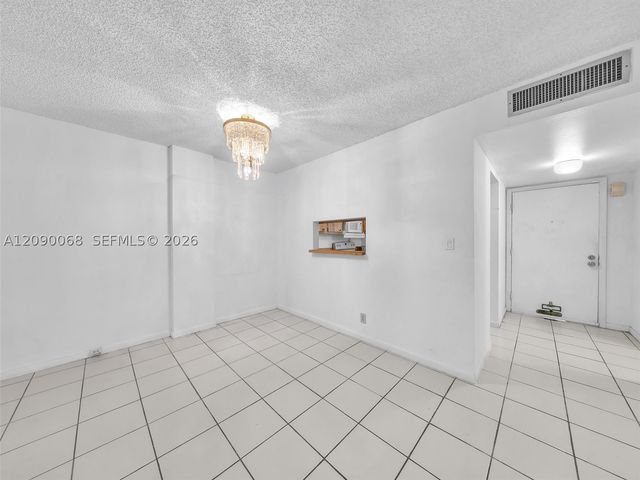 3070 NW 48th Ter 111, Lauderdale Lakes, FL 33313