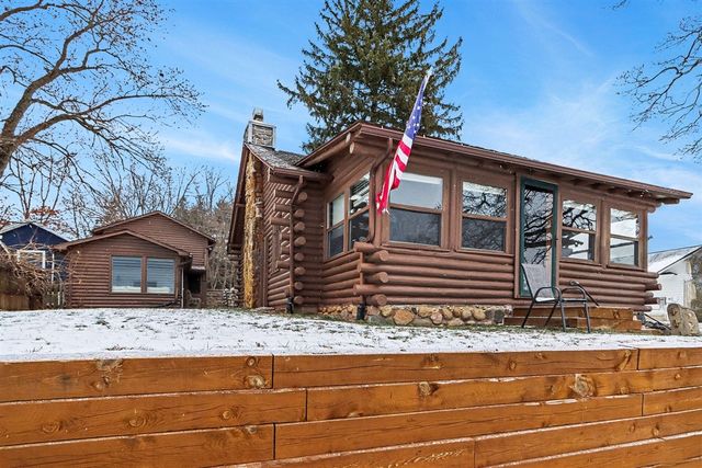 146 W Crooked Lake Drive, Kalamazoo, MI 49009