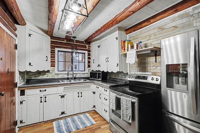 146 W Crooked Lake Drive, Kalamazoo, MI 49009