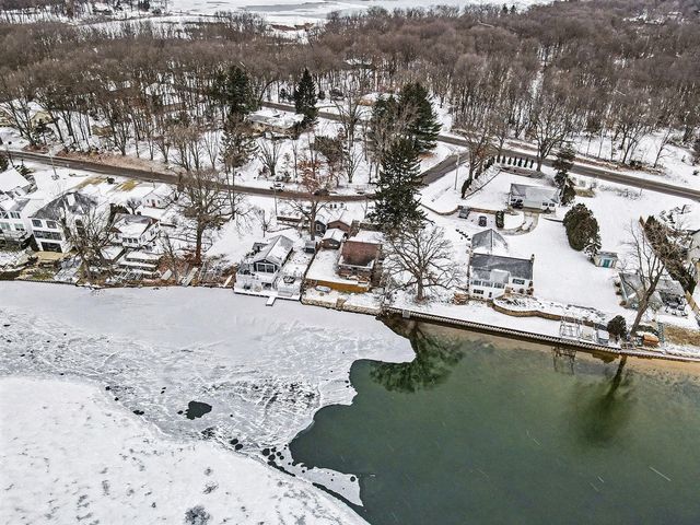 146 W Crooked Lake Drive, Kalamazoo, MI 49009