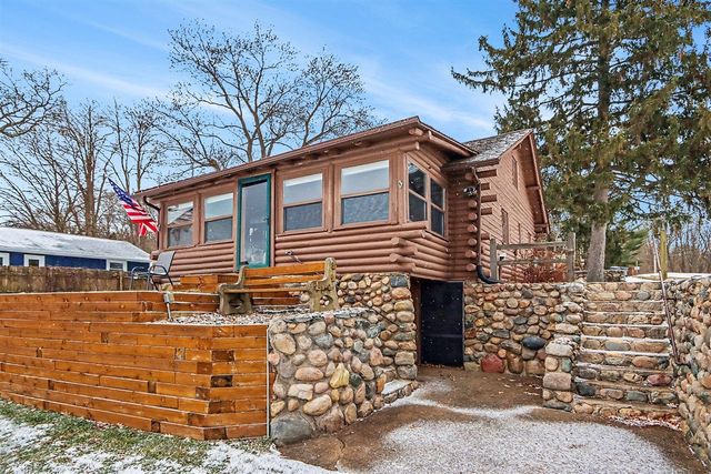 146 W Crooked Lake Drive, Kalamazoo, MI 49009