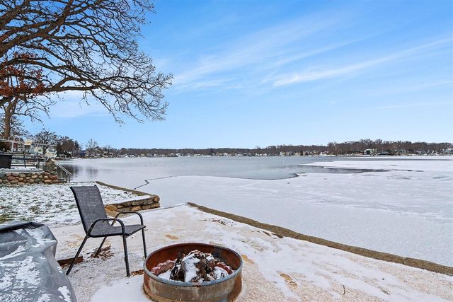 146 W Crooked Lake Drive, Kalamazoo, MI 49009