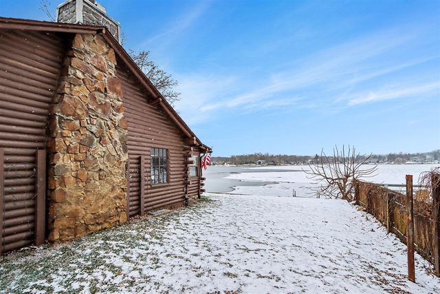 146 W Crooked Lake Drive, Kalamazoo, MI 49009