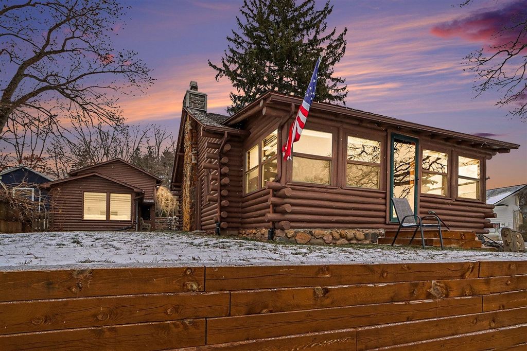 146 W Crooked Lake Drive, Kalamazoo, MI 49009