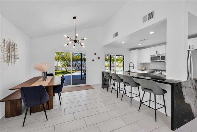 1110 E Vista Chino Rd, Palm Springs, CA 92262