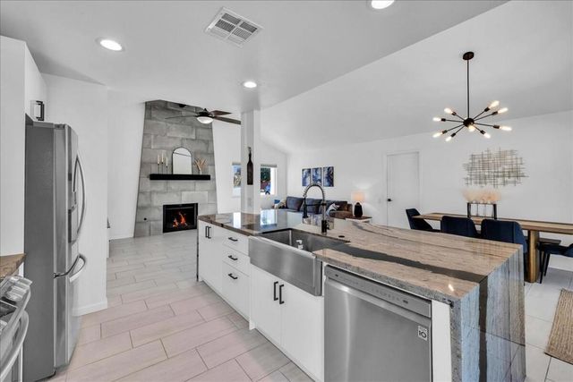 1110 E Vista Chino Rd, Palm Springs, CA 92262