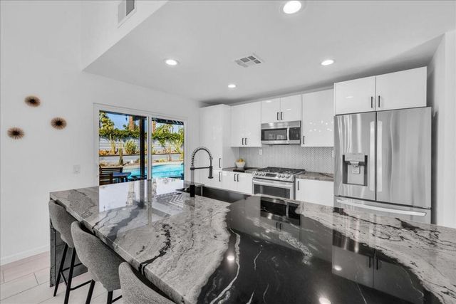 1110 E Vista Chino Rd, Palm Springs, CA 92262