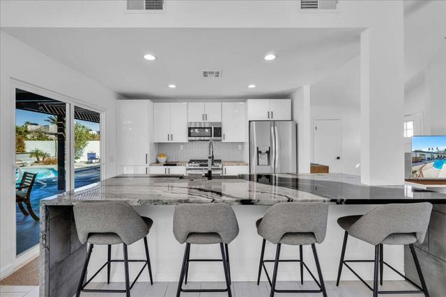 1110 E Vista Chino Rd, Palm Springs, CA 92262