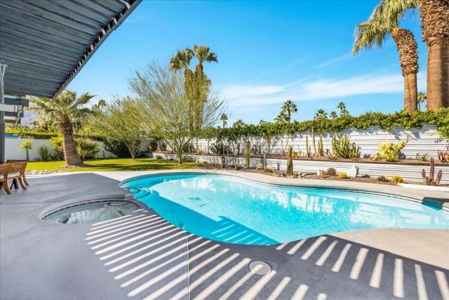 1110 E Vista Chino Rd, Palm Springs, CA 92262