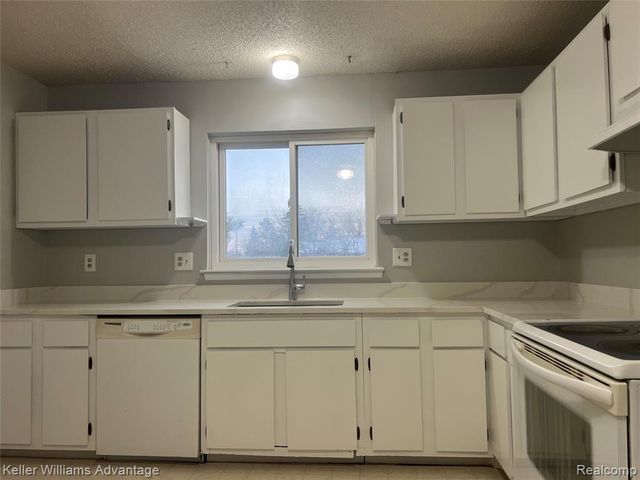 27915 Berrywood Lane 70, Farmington, MI 48334