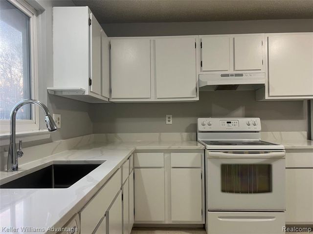 27915 Berrywood Lane 70, Farmington, MI 48334