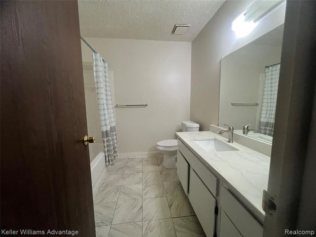 27915 Berrywood Lane 70, Farmington, MI 48334