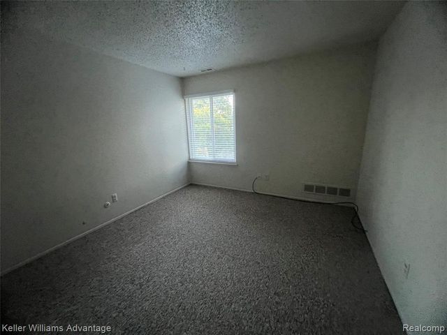 27915 Berrywood Lane 70, Farmington, MI 48334